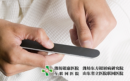 摄图网_501460717_男人用指甲刀锉指甲（企业商用）
